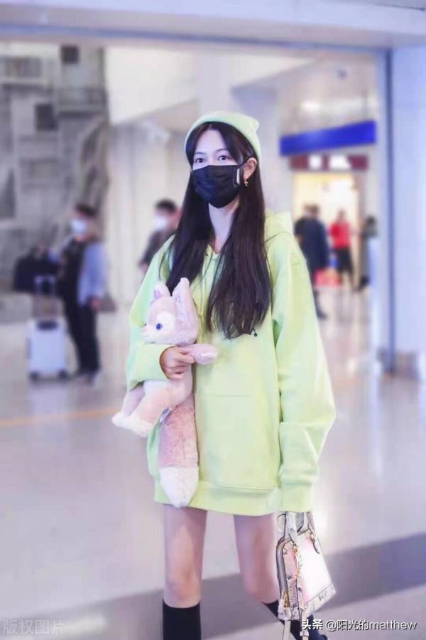 陸婷玉身穿熒光綠衛衣下身失蹤顯腿長，手捧小狸貓玩偶少女心爆棚