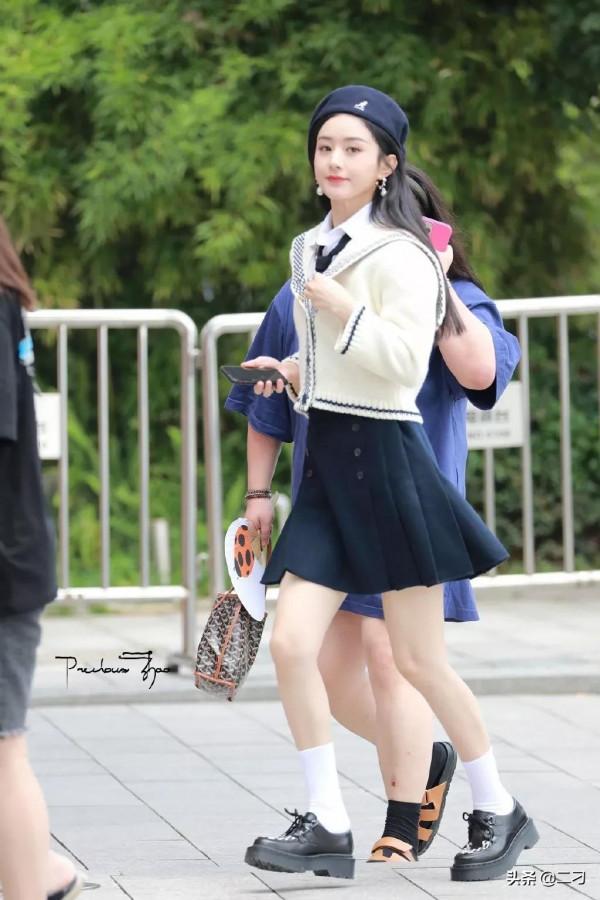 趙麗穎 白色針織上衣搭配藍色短裙 在逃學姐既視感 趙麗穎 白色針織上衣搭配藍色短裙 在逃學姐既視感