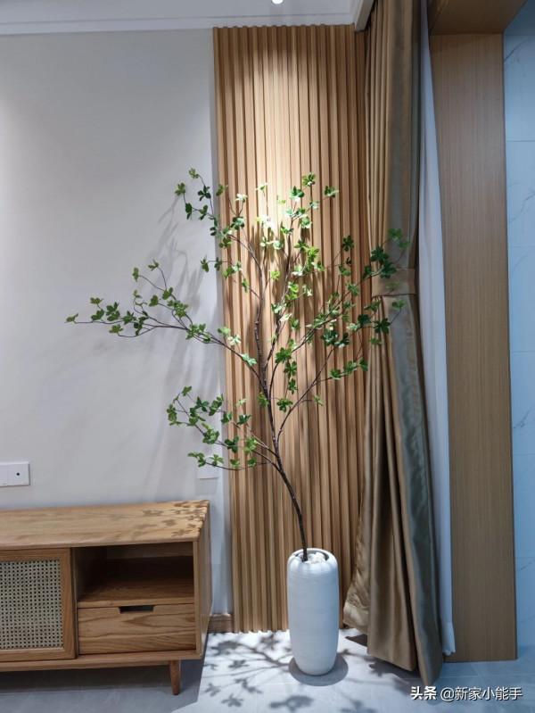 看她家極簡原木風，全屋基本不做吊頂，過道設計嵌入式櫃子很實用