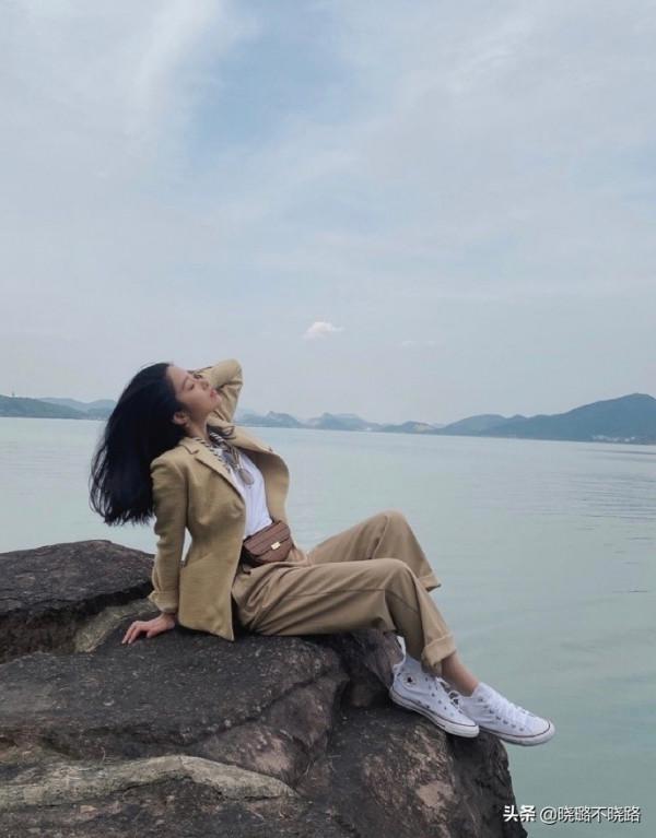 陳數帶火了一種穿法，叫“西裝+煙管褲”，很適合四五十歲的女人