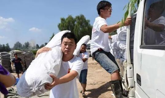 王寶強身價過億，親哥照樣在村頭賣蔥油餅不願意離開，自謀生路