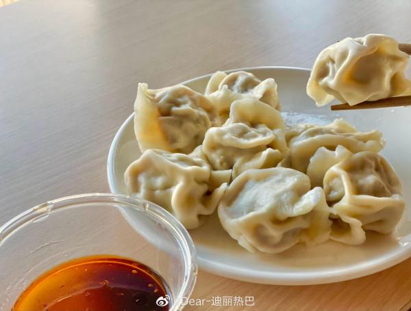 明星冬至吃什麼？肖戰王源均吃餃子，熱巴和馮提莫也吃餃子營業