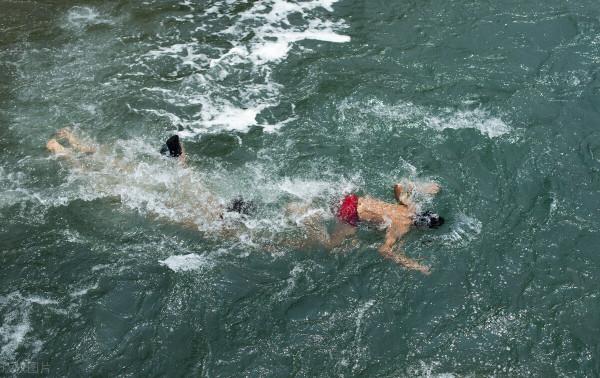 我跟別人打賭遊過河灣,進去後人往下沉,同學們的“加油”變成了“救命” 我跟別人打賭遊過河灣,進去後人往下沉,同學們的“加油”變成了“救命”