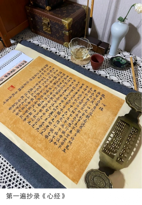 穿吊帶抄經書，把僧服當時尚單品，佛光圖前擺拍，佛媛有多荒唐？