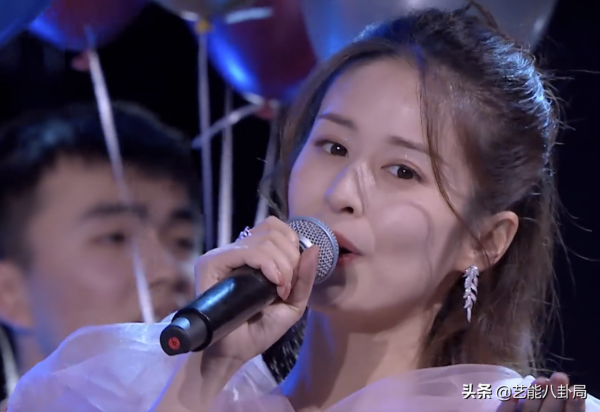 衛視春晚女星斗豔：楊冪百花裙嬌媚，唐嫣冒雨被淋溼，關曉彤走秀