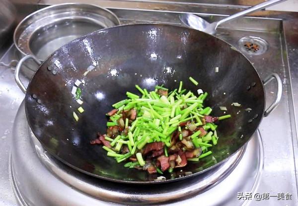 飯店的臘肉炒芹菜，為啥清脆不柴有嚼勁，廚師長告訴你關鍵在哪