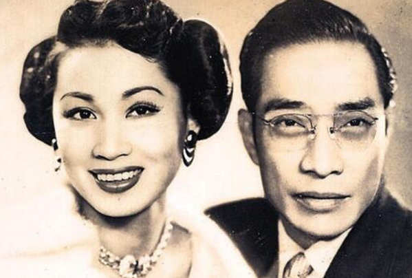 1988年，人大會議上鄧小平正要抽菸，收到陌生紙條：請你不要吸菸