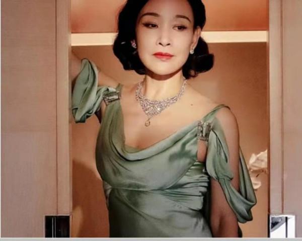 60歲陳沖真敢穿，有小肚腩還穿真絲吊帶，一身贅肉全靠氣場撐著