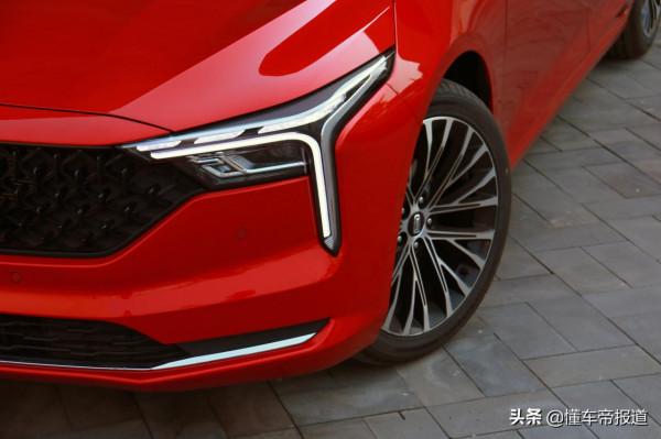 新車｜自帶“爆款”基因，換裝2.0T發動機！試駕新款奔騰B70