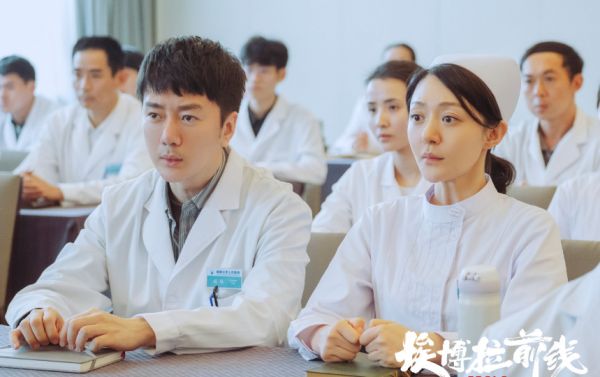 《埃博拉前線》的離譜劇情，別人在嚴肅談疫情，她在即興彈梁祝