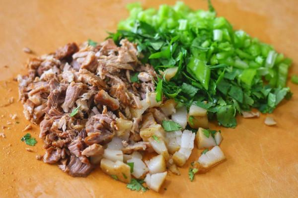 豬肉降到9塊，烙幾個火燒，滷1鍋肉，剁碎一夾，太香了