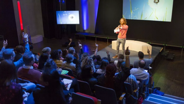 清華教授:“話多”和“話少”的孩子,20年後,是截然不同的人生 清華教授:“話多”和“話少”的孩子,20年後,是截然不同的人生