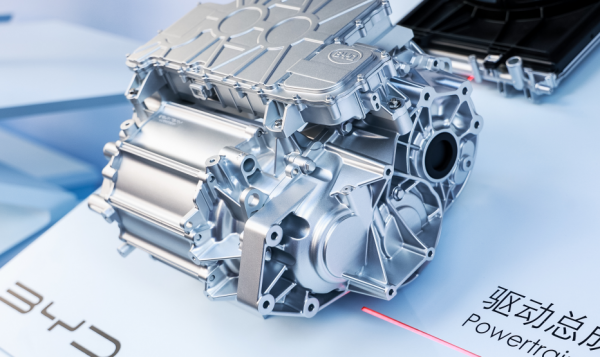 比亞迪海豚將刀片電池融入車身結構，小巧車身蘊藏寬大空間