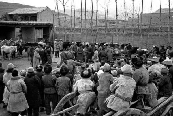 1963年，解放軍師長看到一殘疾流浪漢，淚流滿面：我找了你十年