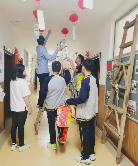 中英燈謎、九大遊戲、牛人獎券…成外中加師生DIY歡度中秋佳節