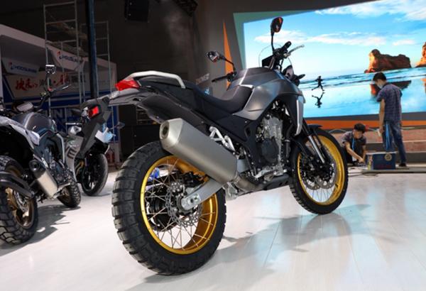 車重180公斤，搭水冷雙缸800ML發動機，凱越全新ADV實車亮相