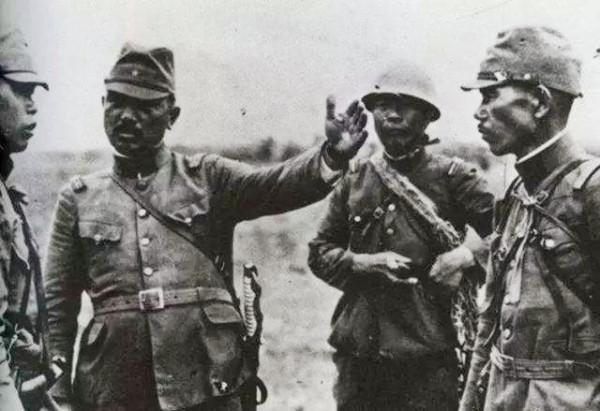 敵人都進村了八路還沒察覺仍在出操，鬼子指揮官見狀說：必有埋伏