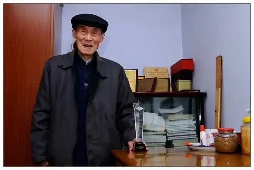 一泡尿，送走一名日本高階指揮官，中國老兵42年後才知自己立大功