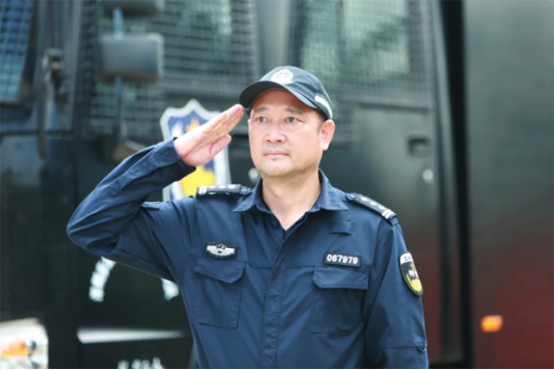 香港迴歸，讓英軍“下崗”的交接指揮官譚善愛，轉業後過得如何？