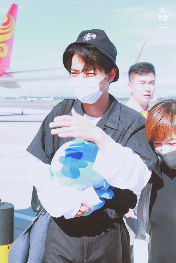 早年在機場手抱著娃娃帶著帽子的肖戰,你見過嗎? 早年在機場手抱著娃娃帶著帽子的肖戰,你見過嗎?