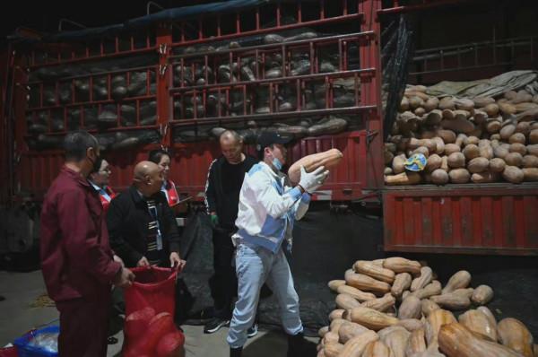 《跑男團》蘭州錄製，沙溢大方請市民吃牛肉麵，網友：玩遊戲輸了