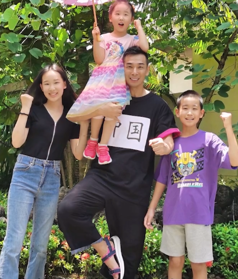 趙文卓大女兒太長臉了，才14歲出落得亭亭玉立，衣品也拿捏住了