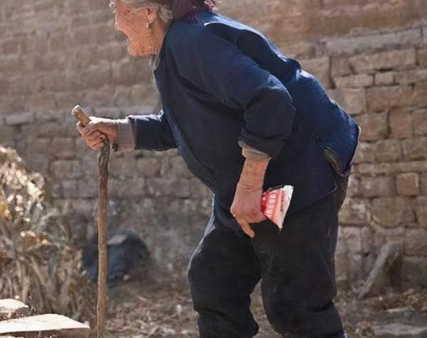 1949年,湖南乞丐給政府捐出16兩黃金後哭訴:這是我亡夫上交的 1949年,湖南乞丐給政府捐出16兩黃金後哭訴:這是我亡夫上交的