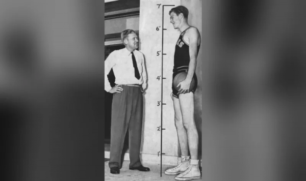 1954年，NBA史上唯一一場籃筐高度3.66米的比賽，這場比賽太特殊