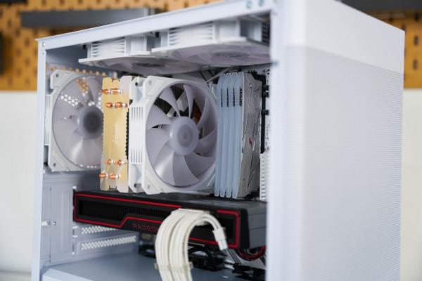 雪裝中的紛呈色彩，主流電競桌面主機裝機分享