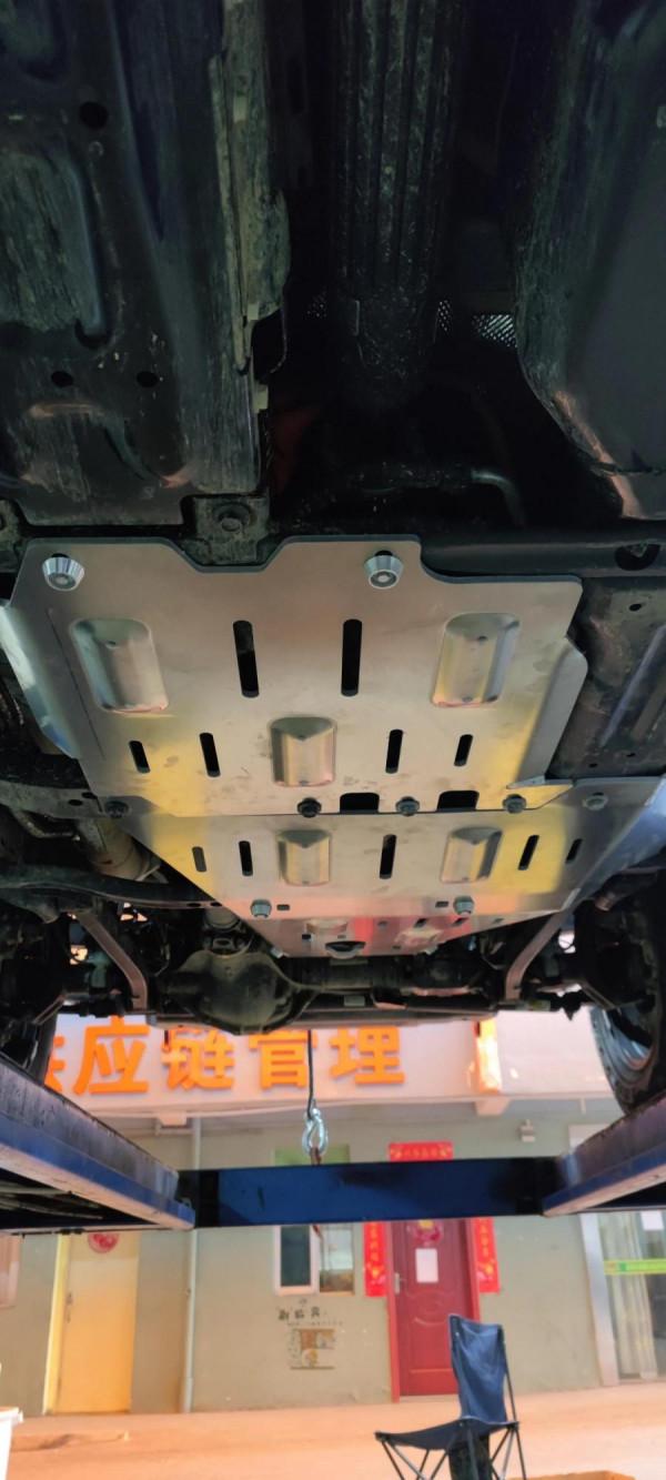 混動牧馬人4XE升級副油箱+電動踏板