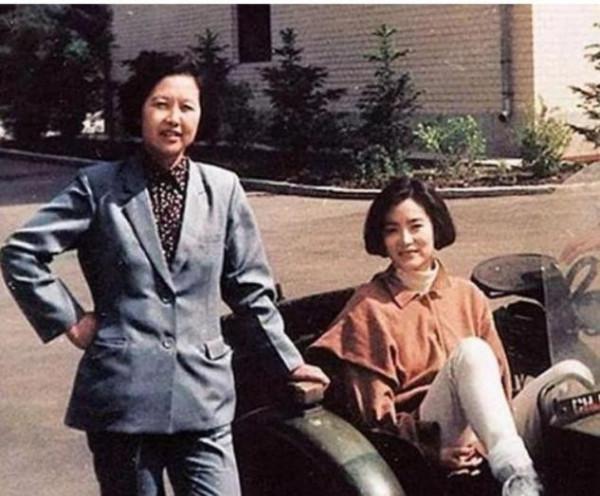 農村教師突然得知：親生妹妹竟是林青霞，相認後堅持不要一分錢