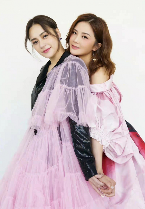 Twins同臺差別大!阿嬌粉紗裙配皮衣嫌自己不夠胖?阿Sa顏值逆襲 Twins同臺差別大!阿嬌粉紗裙配皮衣嫌自己不夠胖?阿Sa顏值逆襲