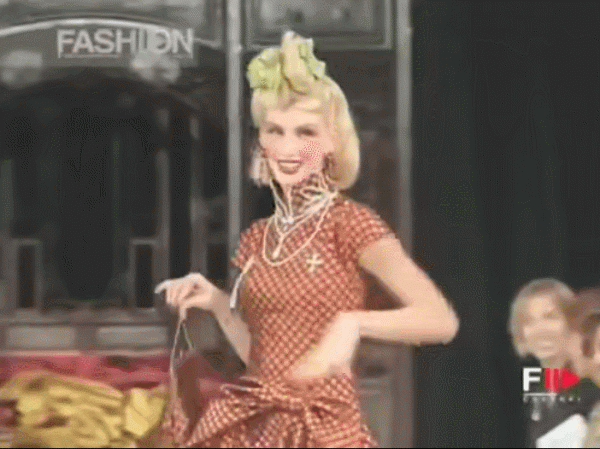 被迪奧開除後，他歸隱法國鄉間，改造後的老房子美得無藥可救