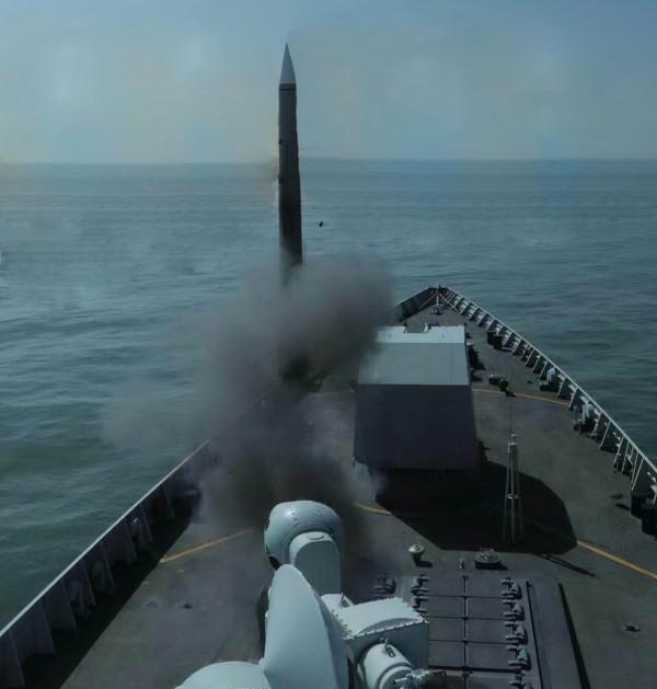 驅逐艦勝過巡洋艦，052D驅逐艦與瓦良格巡洋艦軍演，對比反差明顯