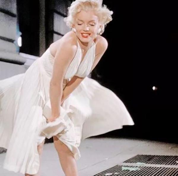 1954年,夢露在韓國勞軍,冬天穿吊帶裙演出,點燃數10萬美軍激情 1954年,夢露在韓國勞軍,冬天穿吊帶裙演出,點燃數10萬美軍激情