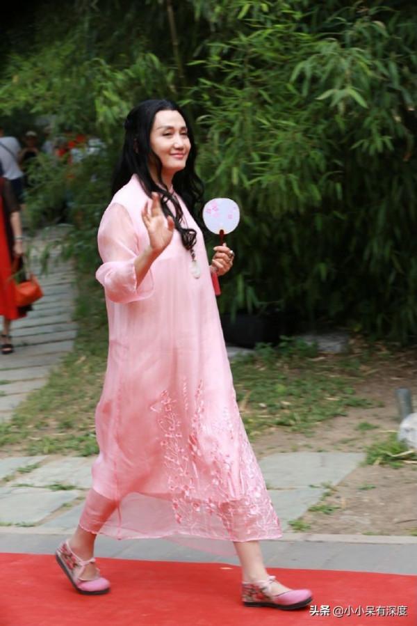 胡澤紅近況，她身材略有些發福，但依舊可以看出當年惜春的影子