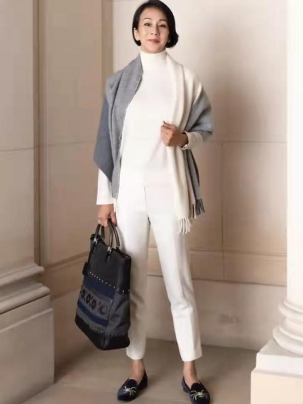 60歲女人氣質再好穿衣也別花哨，學她這樣穿，演繹歲月不敗美人