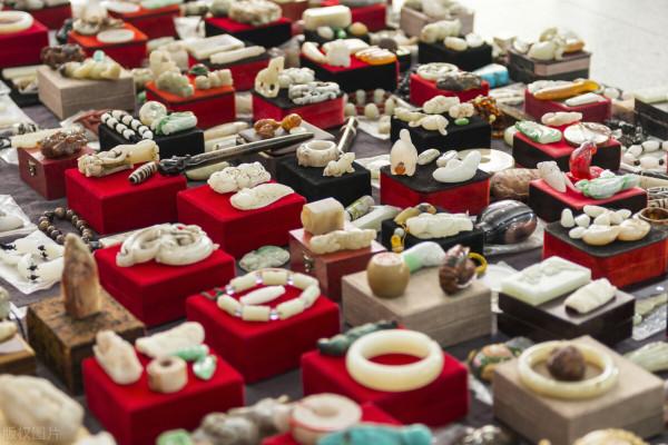 老頭子天天披情懷外衣，只為找接盤俠，可惜年輕人早把古玩當垃圾