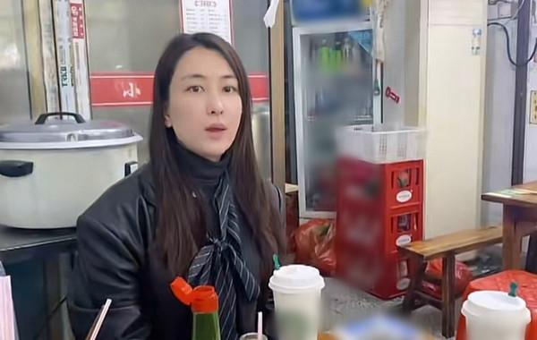 40歲馬蘇素顏現身路邊攤，大口吃8塊錢魚粉，不戴口罩被路人無視