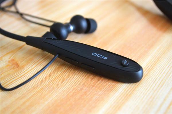 如果你用的是iPhone或者是小米，我就勉強推薦你一款百元耳機吧