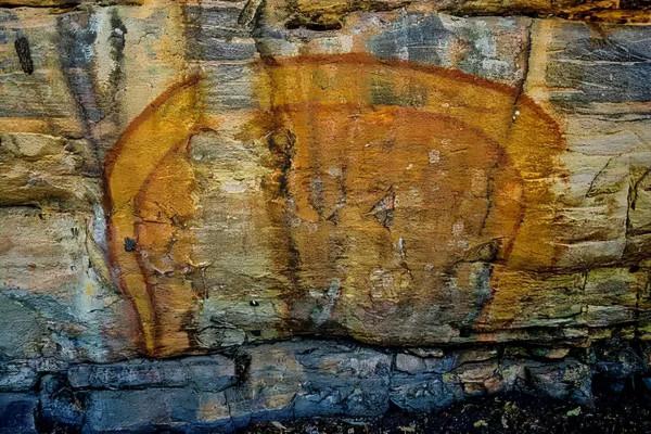 破譯三星堆：青銅大立人拿的是什麼？龍鳳圖騰起源於蛇鳥崇拜？