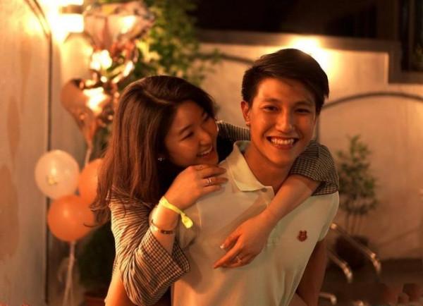 星二代許惠菁公開婚訊,男友單膝跪地求婚,許紹雄光著腳出鏡 星二代許惠菁公開婚訊,男友單膝跪地求婚,許紹雄光著腳出鏡