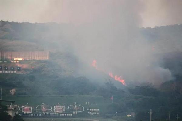 臺軍射擊訓練引發山林火警，居民房屋被燻黑，痛批軍方不作為