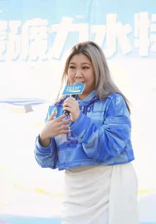 鄭欣宜體重破200斤依舊自信，穿白色裹身裙配短上衣，比例太誇張