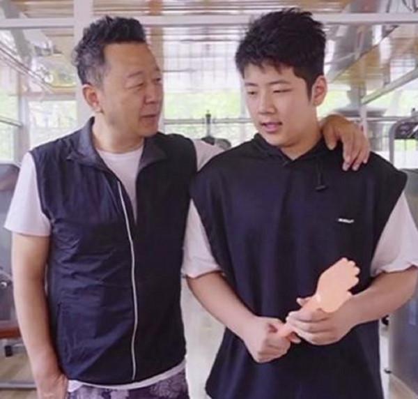 郭濤10歲女兒身高到爸爸肩膀，14歲兒子石頭身高超180，魁梧似巨人