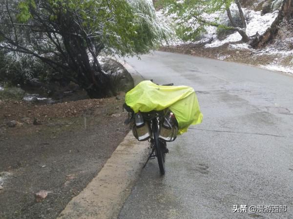 西藏自駕在暴雪的埡口附近，一副防滑鏈1500，正常的事情