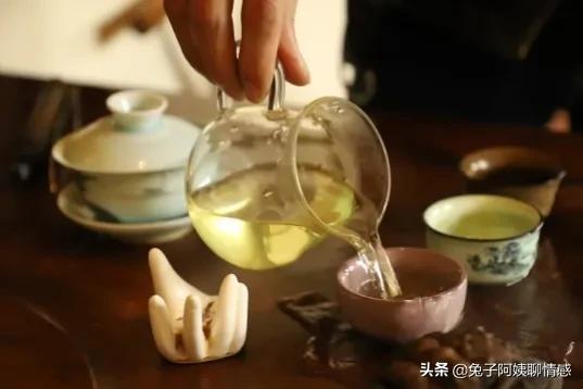 62歲阿姨：和2位奇葩的退休老人搭夥後才知道，自由多可貴