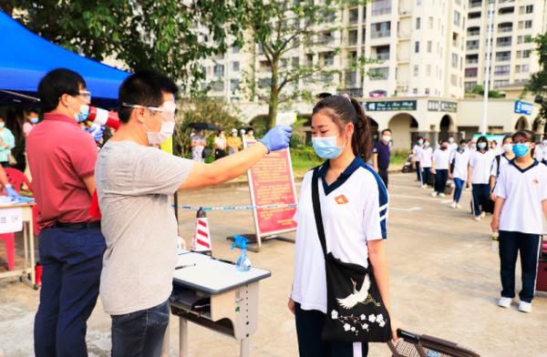 牛奶不允許入校,四川兩學生校門口喝整箱,牛奶還分校內外? 牛奶不允許入校,四川兩學生校門口喝整箱,牛奶還分校內外?