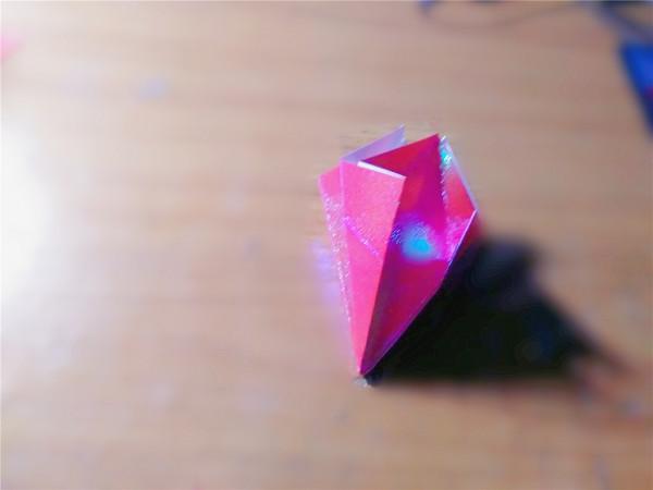 用兩張紅紙疊出時尚別緻的紙燈籠