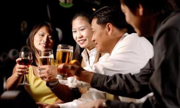 “喝白酒”跟“喝啤酒”,哪個對身體的傷害大?愛喝酒的瞭解一下 “喝白酒”跟“喝啤酒”,哪個對身體的傷害大?愛喝酒的瞭解一下